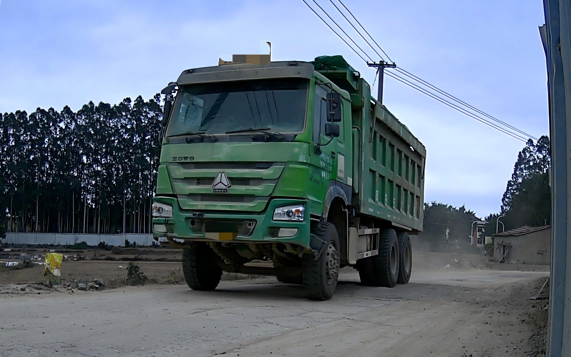 Side by side: point cloud and 3D mesh view of a haul truck bed